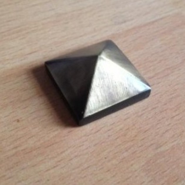 Borchia piramidale in ottone antico